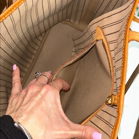 Louis Vuitton Neverfull MM - Picture 11 of 17